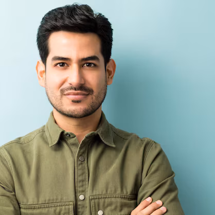 closeup-young-hispanic-man-casuals-studio_662251-600 closeup-young-hispanic-man-casuals-studio_662251-600